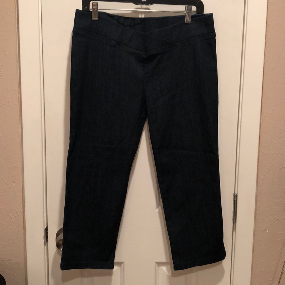 Women’s dark denim pull on capris